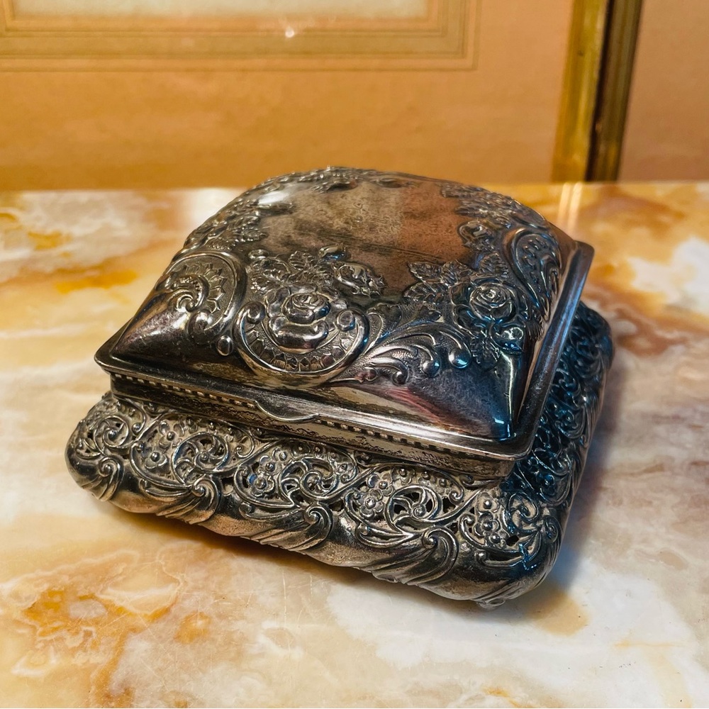 Vintage Wilcox Silver-plated Art Nouveau style Hinged Lid Trinket Jewelry Box